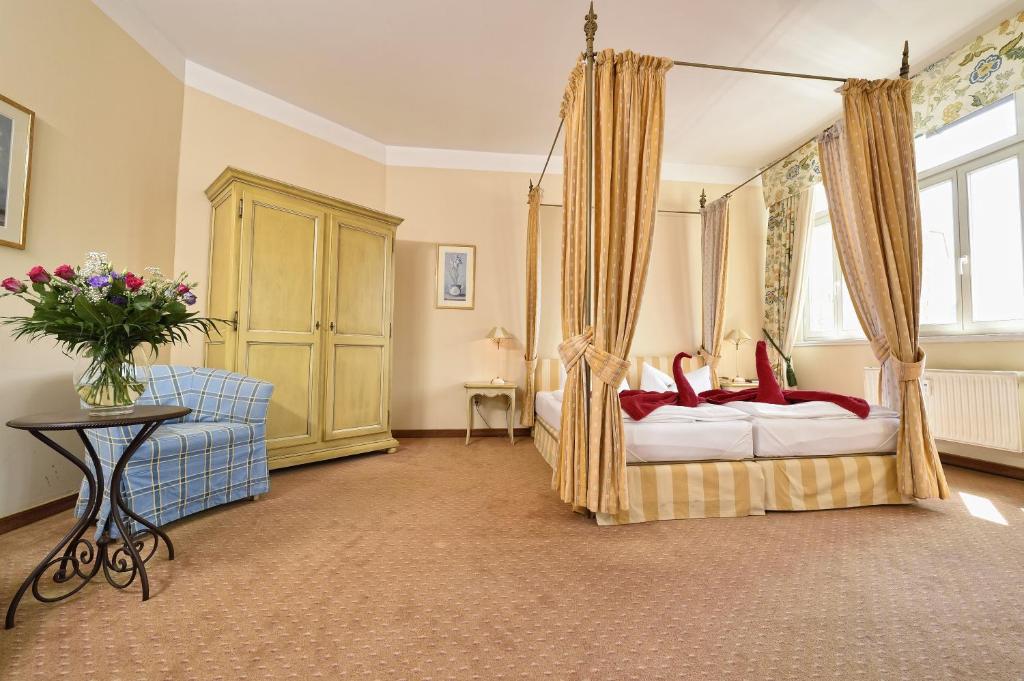 Postel nebo postele na pokoji v ubytování Hotel Graf von Mansfeld