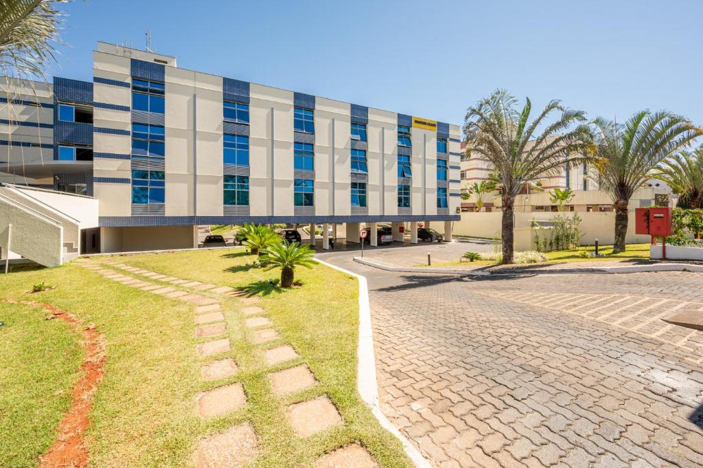a building with a cobblestone street in front of a building at BSB STAY - Estúdios - LONG STAY in Brasilia