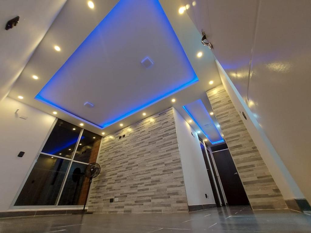 uma luz azul no tecto de um edifício em Elegancia, Calor y Confort em Melgar