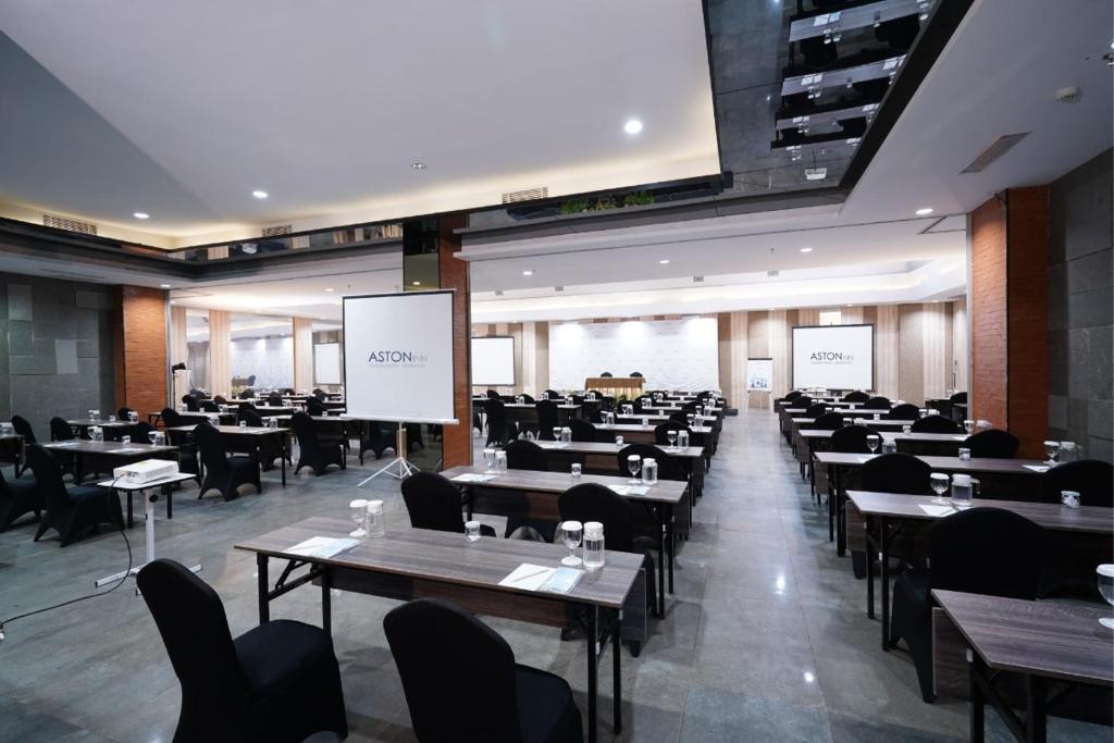 Restaurace v ubytování Aston Inn Pandanaran
