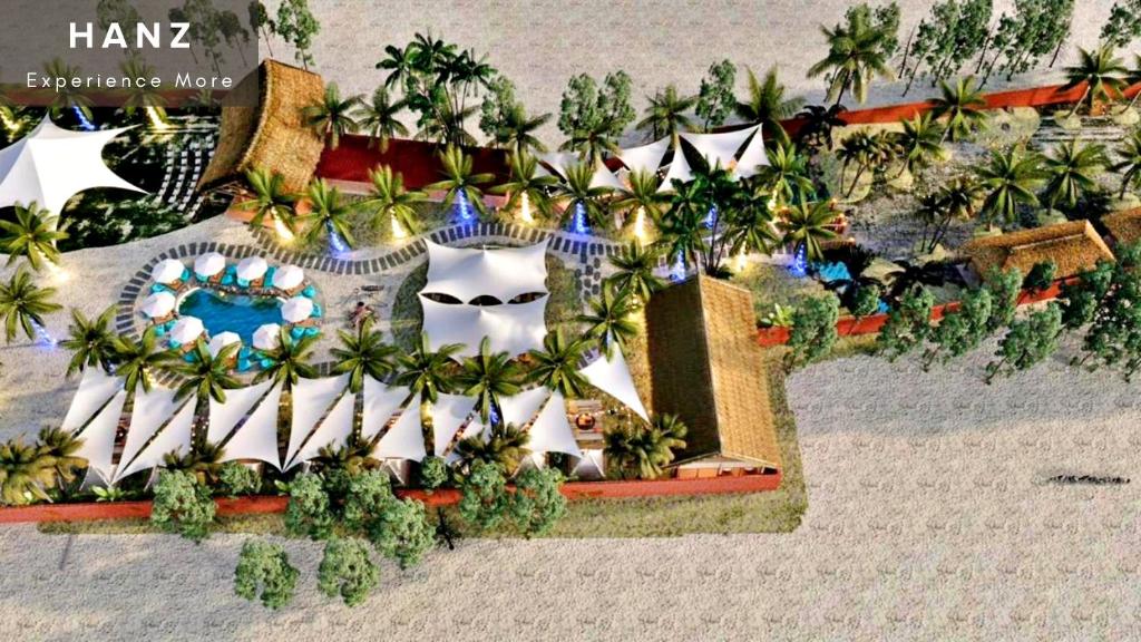 Ấp Thiện Sơn的住宿－HANZ Sun Sea Glamping & Beach Resort，海滩上的度假村的空中景致