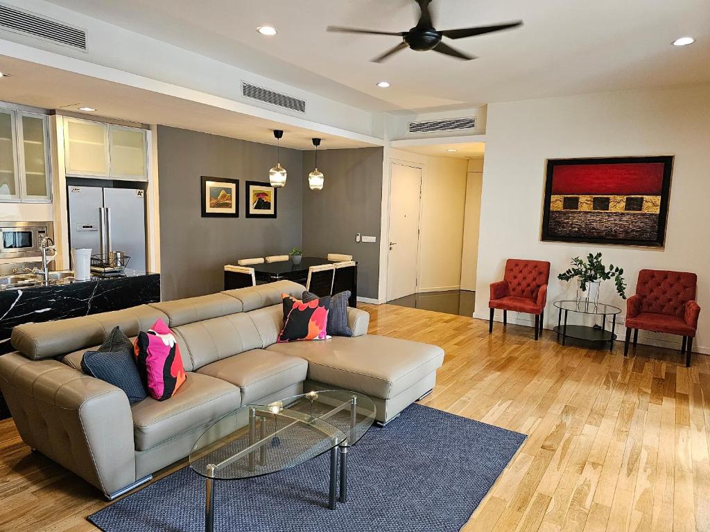 吉隆坡的住宿－St Mary Residences Resort Style，客厅配有沙发和桌椅
