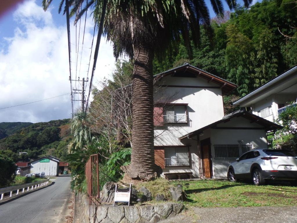 a palm tree in front of a house at Kajikaen - Vacation STAY 57948v in Kawazu