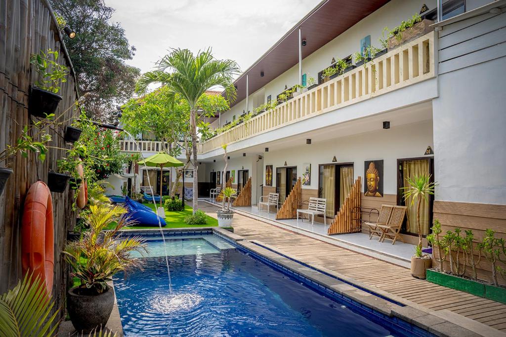 een zwembad op de binnenplaats van een huis bij Oasis Lembongan in Nusa Lembongan