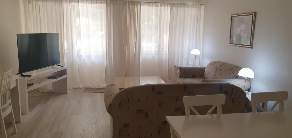 Televisor o centre d'entreteniment de Beautiful inner city fully renovated ground floor apartment with attached lock-up garage