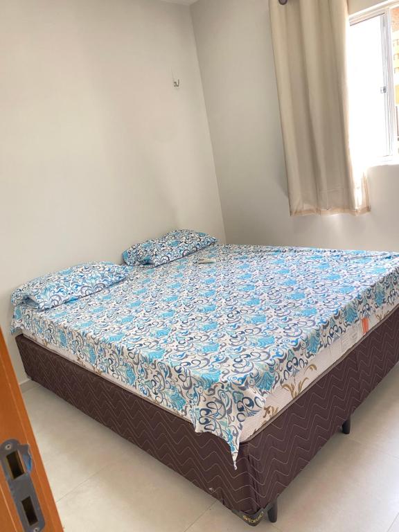uma cama num quarto com uma colcha em Solaris Praia em Luís Correia