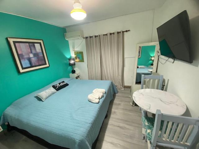 ein Schlafzimmer mit einem Bett und einem Tisch darin in der Unterkunft Temporarios Colón - Habitación Matrimonial in Posadas