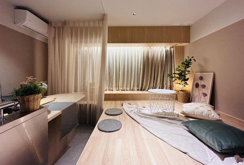 Zimmer mit einem Bett und einem Waschbecken. in der Unterkunft HOTEL KANMA UENO in Tokio