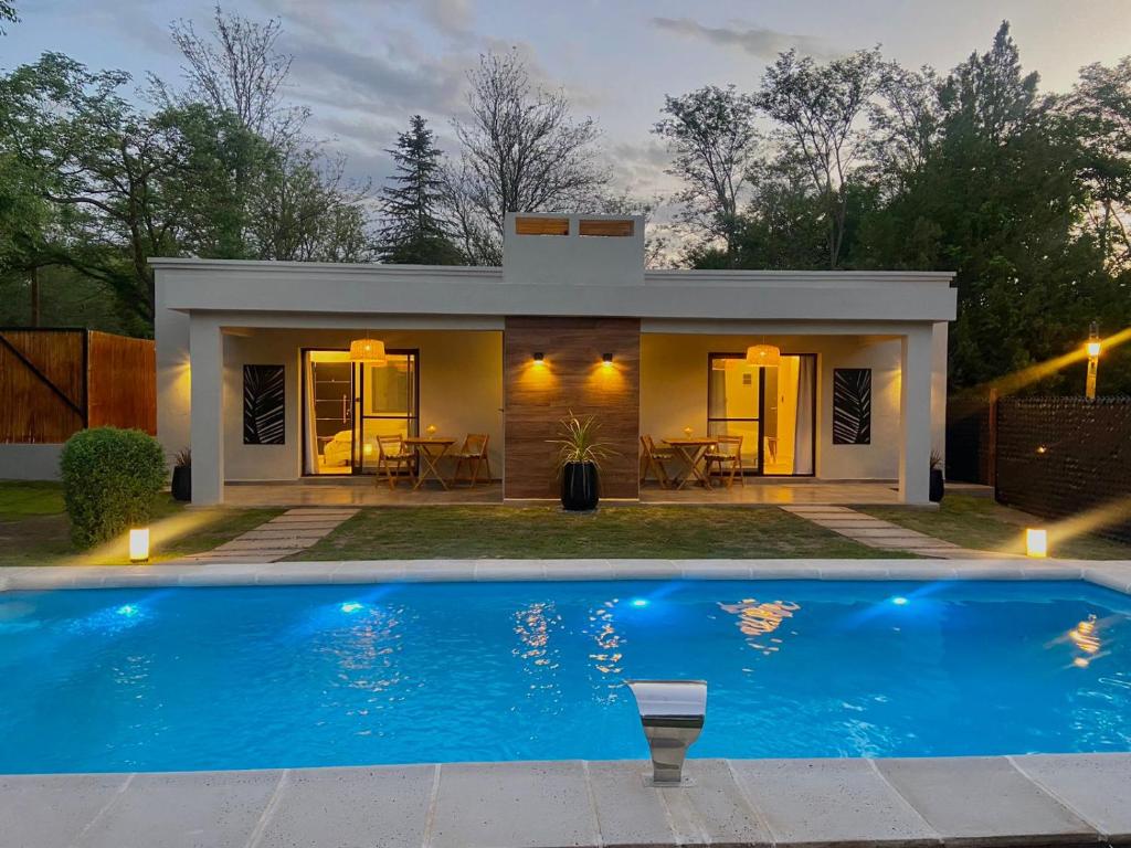 una casa con piscina frente a ella en Magnolia Suites en Nono