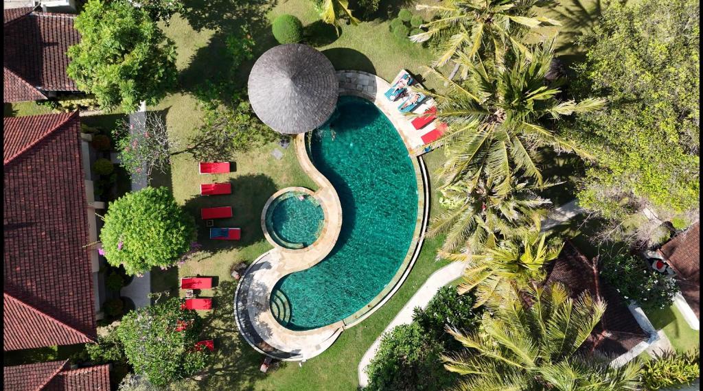 an overhead view of a swimming pool in a resort at Puri Rinjani Bungalows & Hostel in Kuta Lombok