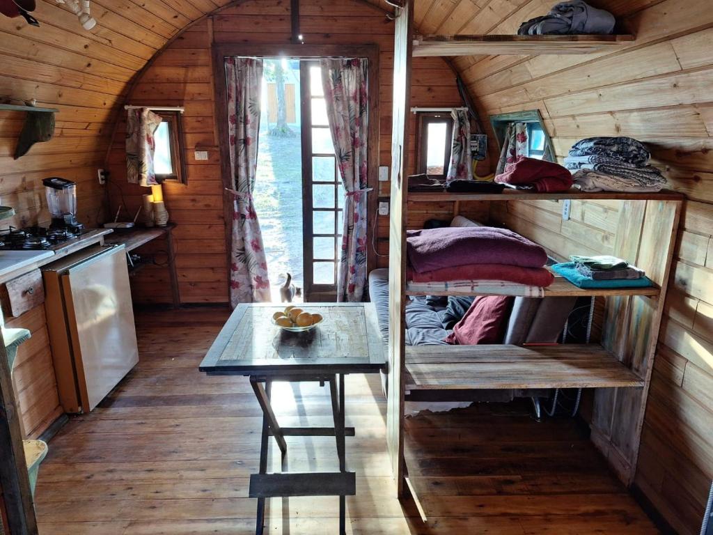een kleine kamer met een tafel in een tiny house bij Aldeia Ananda Imbituba in Imbituba