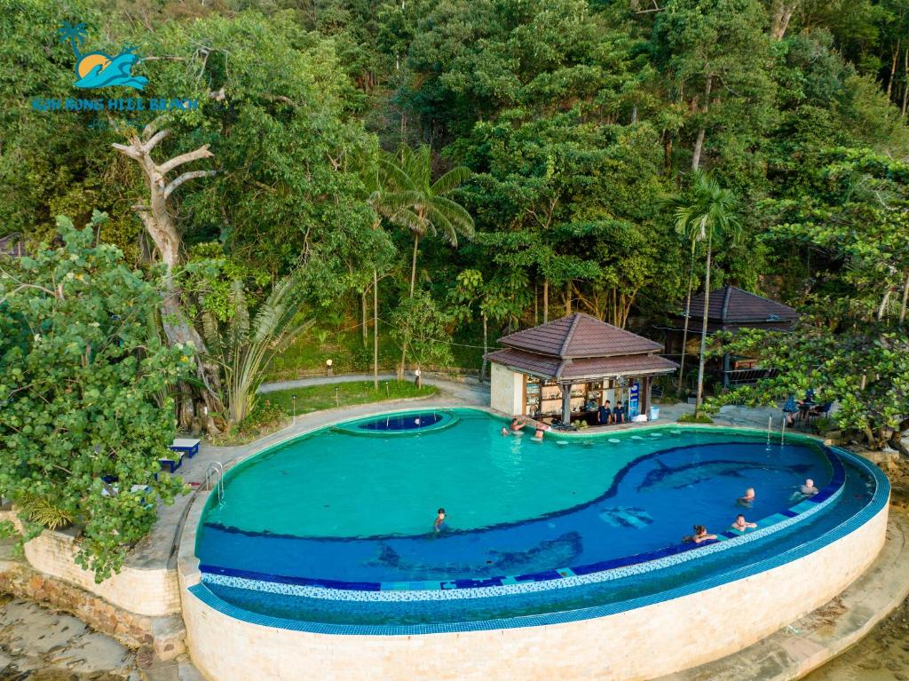 瓜隆島的住宿－高隆島海灘度假酒店，享有度假村游泳池的顶部景致