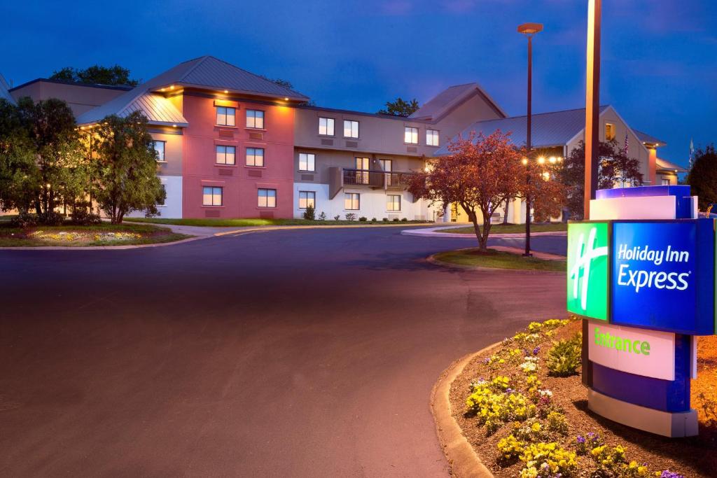 Holiday Inn Express Nashville Airport, an IHG Hotel في ناشفيل: مبنى فيه لافته امام شارع