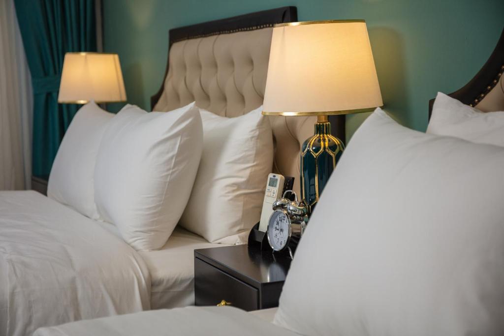 Postel nebo postele na pokoji v ubytování Madelise Adora Hotel & Travel