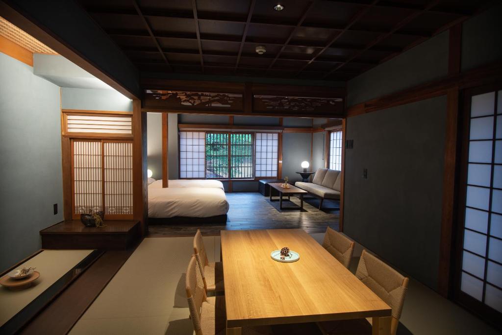 Postel nebo postele na pokoji v ubytování HOTEL VMG RESORT KYOTO
