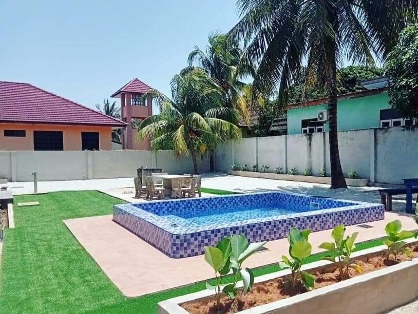 una piscina in mezzo a un cortile di Casa tiga homestay besut a Kampung Kuala Besut
