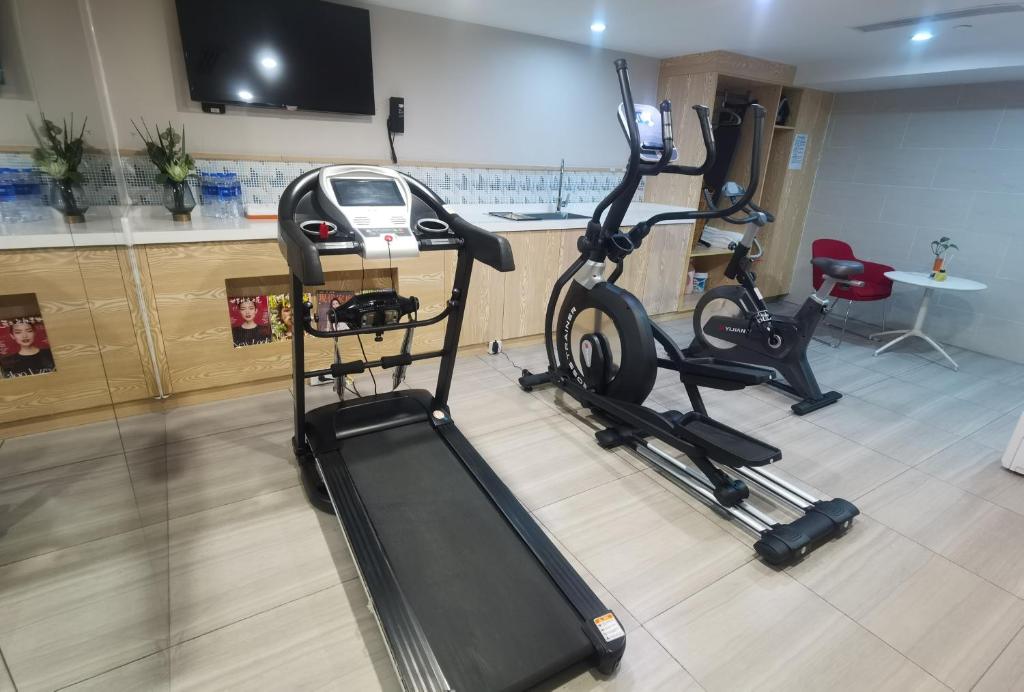 Fitness centrum a/nebo fitness zařízení v ubytování Holiday Inn Express Shanghai Gubei by IHG