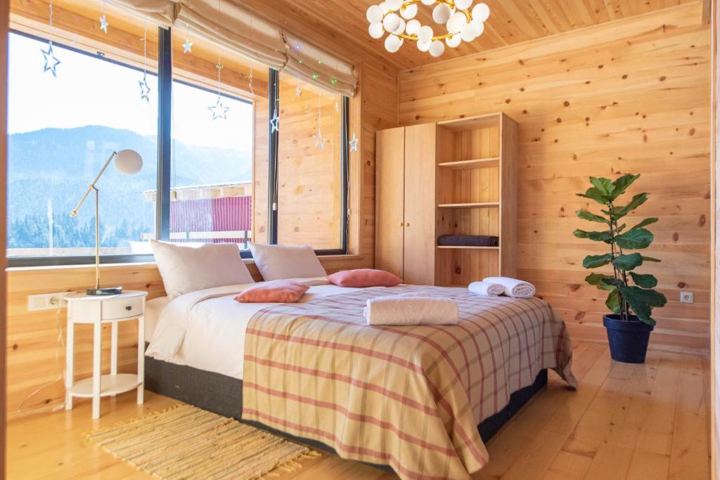 Postel nebo postele na pokoji v ubytování Two-person villa with heating and private yard, ideal for couples or singles Svaneti Countryside 5