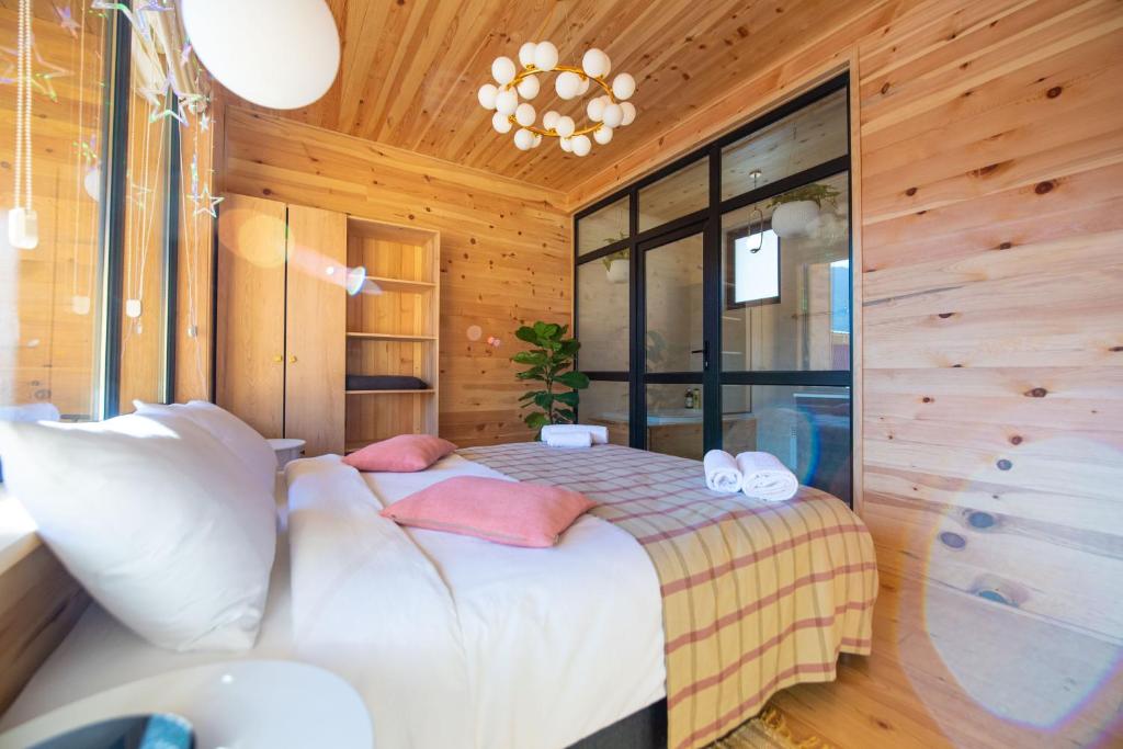 Postel nebo postele na pokoji v ubytování Two-person villa with heating and private yard, ideal for couples or singles Svaneti Countryside 5