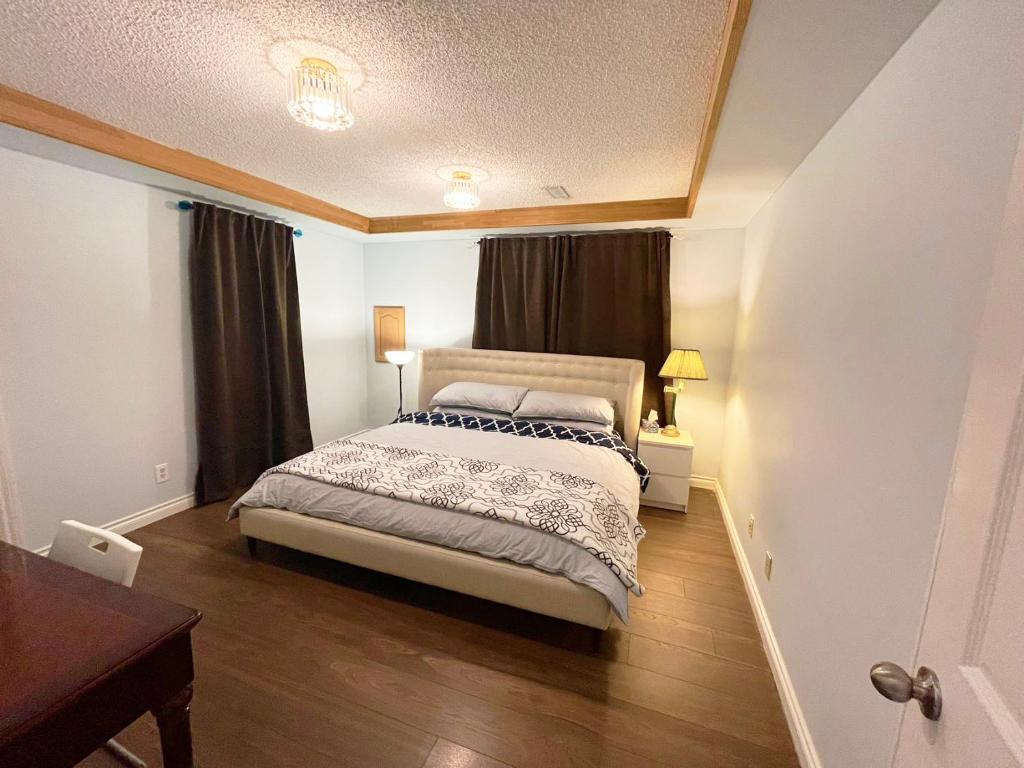Säng eller sängar i ett rum på Private Suite with Private Entrance King bed