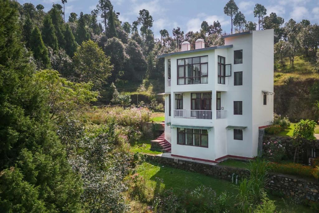 Morning Bliss wih Bonfire at Ranikhet by StayVista - Villa