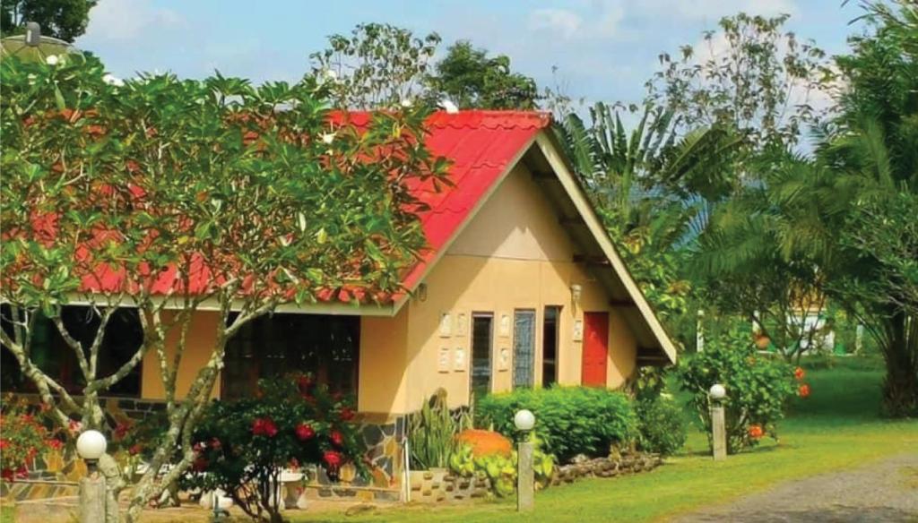a small house with a red roof at Viewsuay Farsai Wangnamkaew in Wang Nam Khieo
