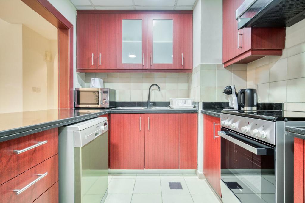 Kuchyň nebo kuchyňský kout v ubytování Rimal 1 - Jumeirah Beach Residence - Mint Stay
