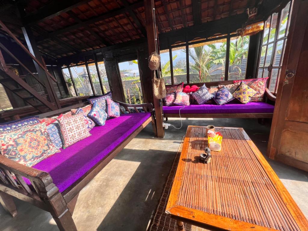 Zimmer mit Sofa und Tisch in der Unterkunft Kubu Yr in Jembrana