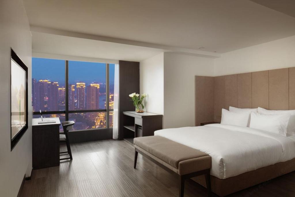 Postel nebo postele na pokoji v ubytování Jinxi Aerial Riverview Hotel - Chongqing Jiefangbei Hongya Cave