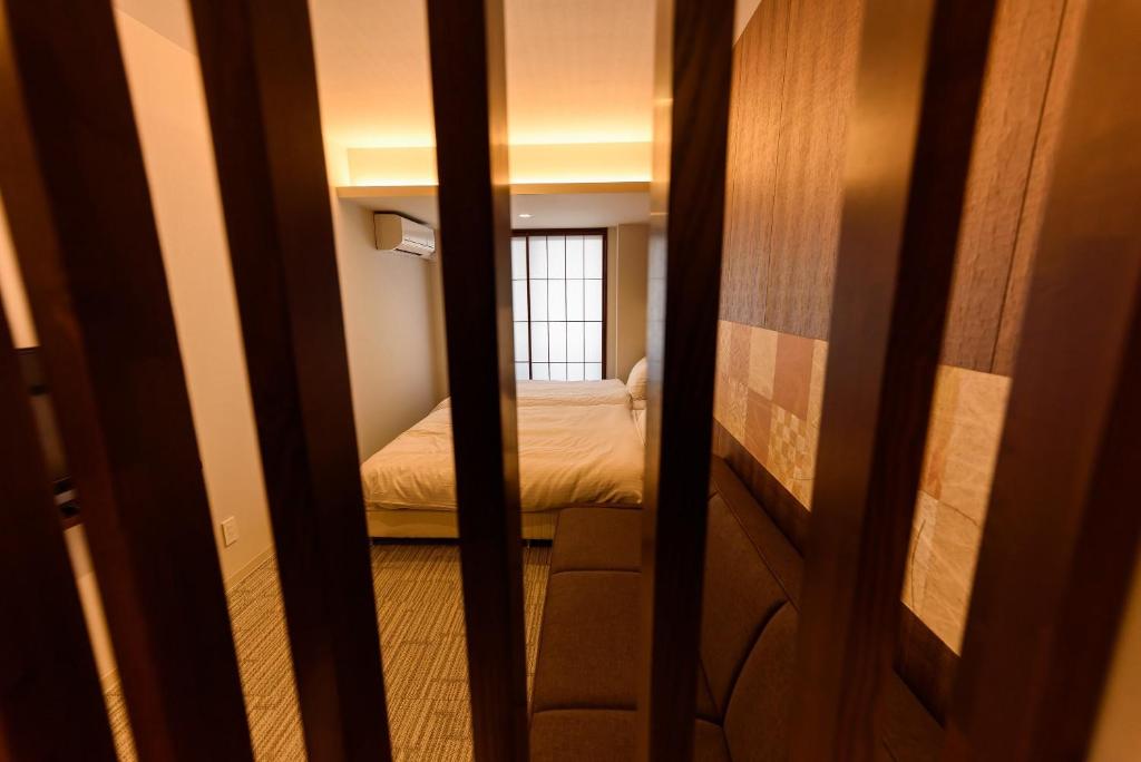 Postel nebo postele na pokoji v ubytování Irori Kyoto Station Higashi-Honganji