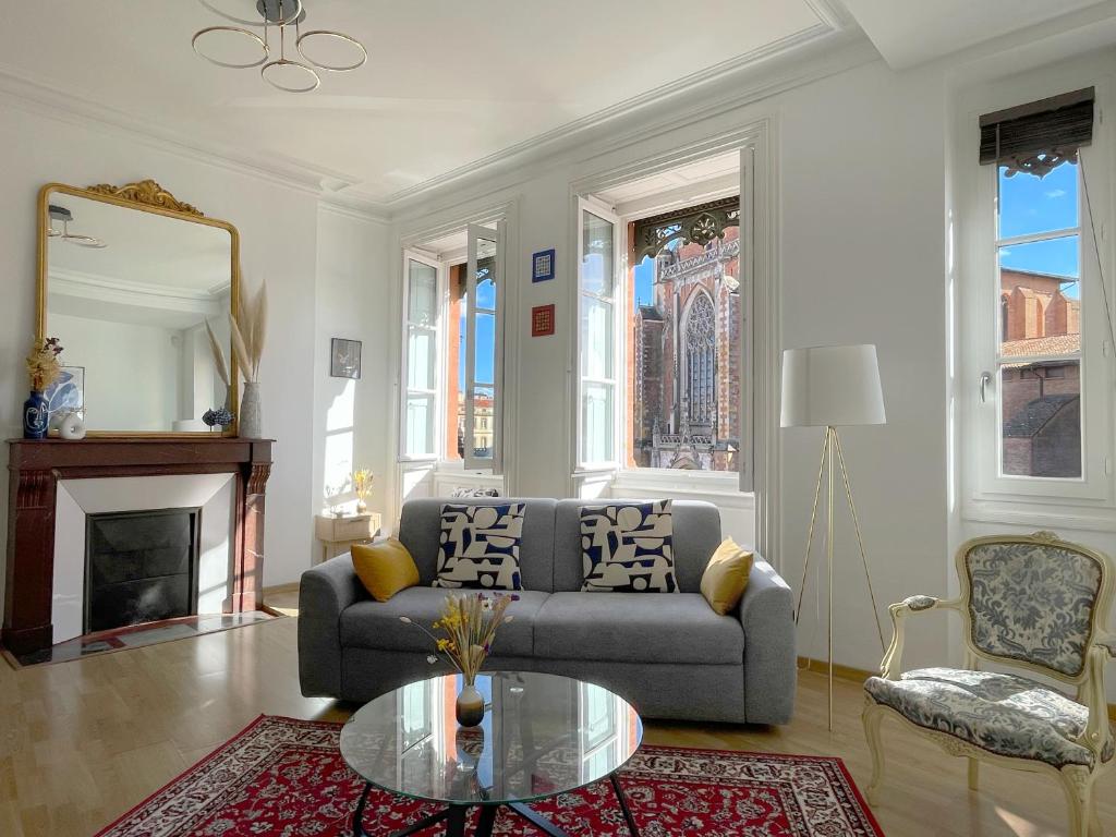 un salon avec un canapé et une table dans l'établissement Metz by Yumē, à Toulouse