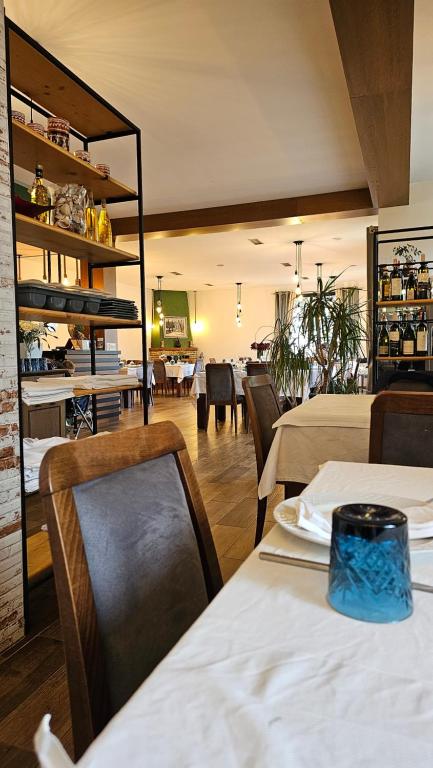 restauracja ze stołami i krzesłami oraz jadalnią w obiekcie Green Park Divjakë w mieście Divjaka