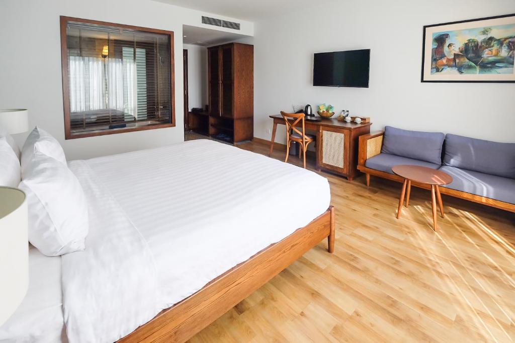Premier King Room with Balcony and Bathtub