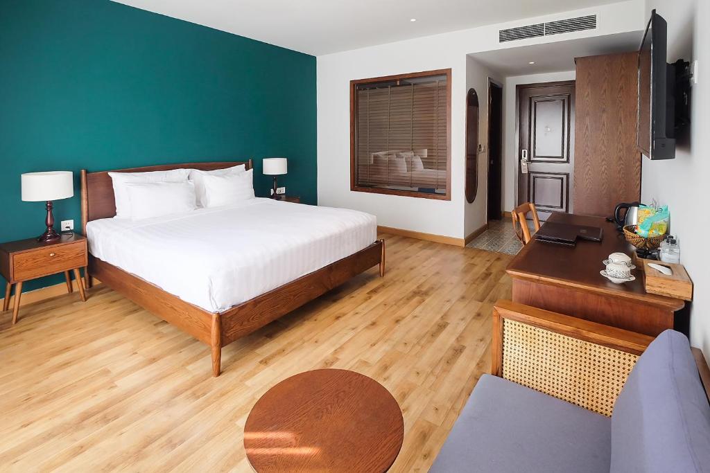 Premier King Room with Balcony and Bathtub