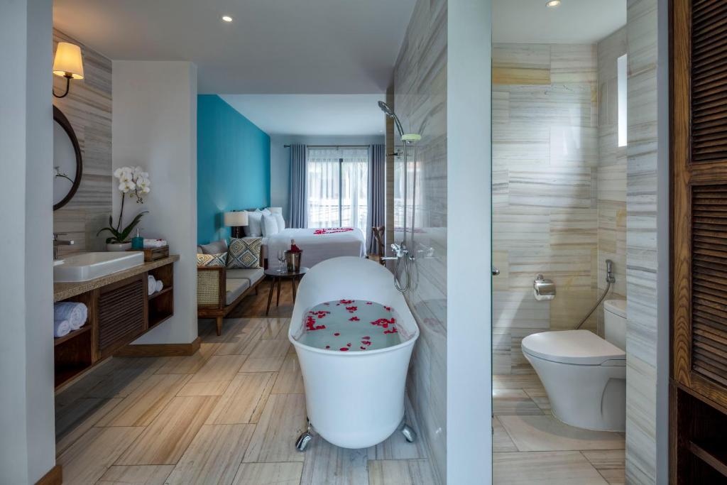 Premier King Room with Balcony and Bathtub