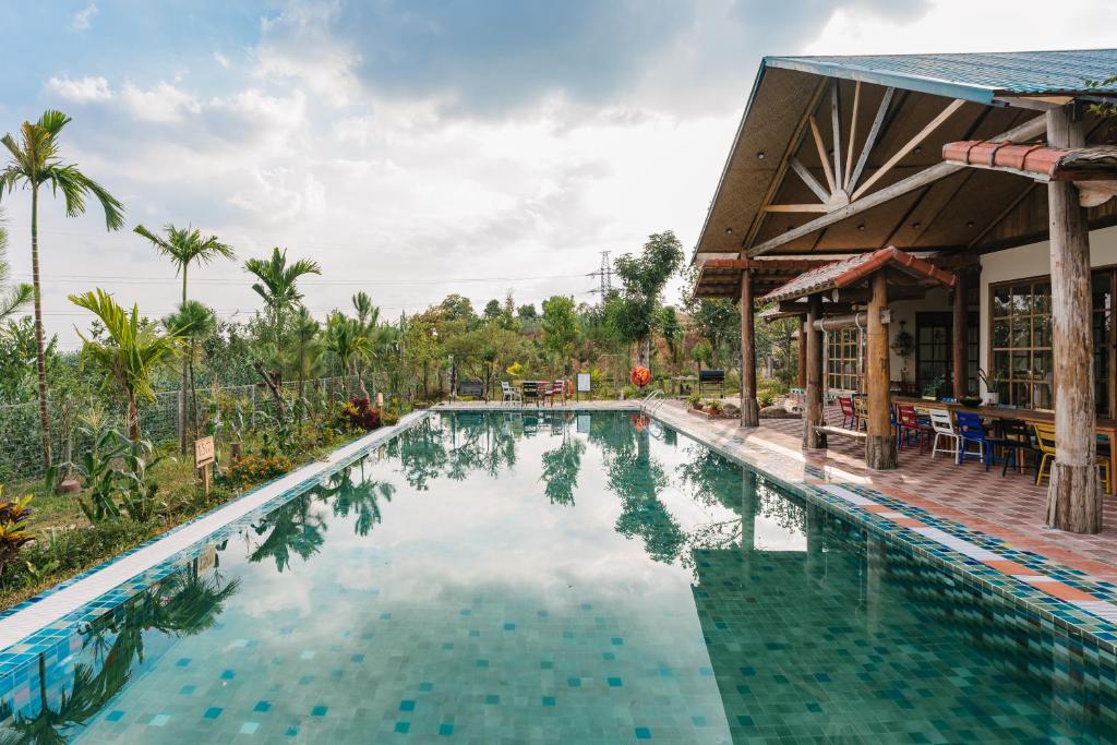uma piscina em frente a uma casa em LEEHA HOME Venuestay em Sóc Sơn