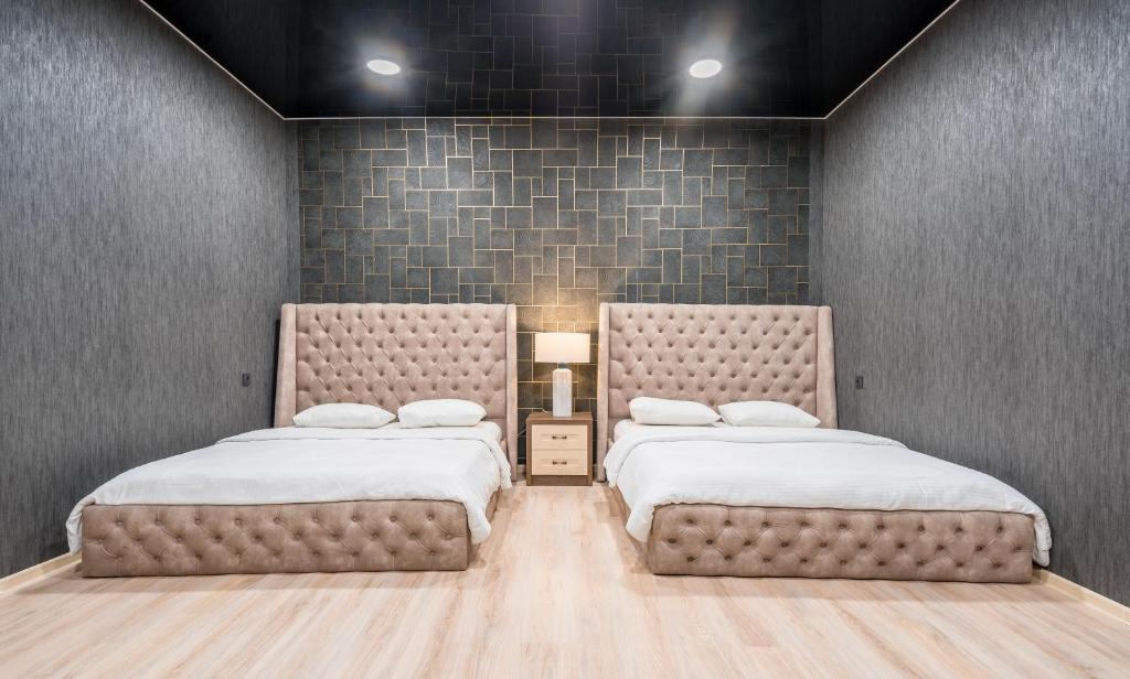 dwa łóżka w pokoju z dwoma łóżkami w obiekcie Urban Villa By Umbrella w mieście Tbilisi City
