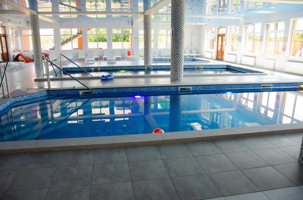 Bazén v ubytování Hotel VIZA & SPA nebo v jeho okolí