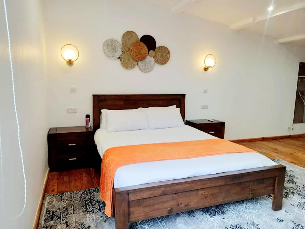 een slaapkamer met een groot bed en 2 nachtkastjes bij Instahomes by Tru - Mt Pleasant Apartments in Blantyre