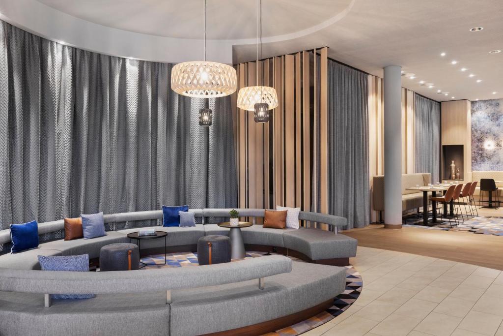 Posezení v ubytování Courtyard by Marriott Basel
