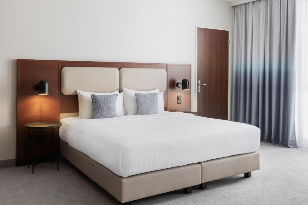 Postel nebo postele na pokoji v ubytování Courtyard by Marriott Basel