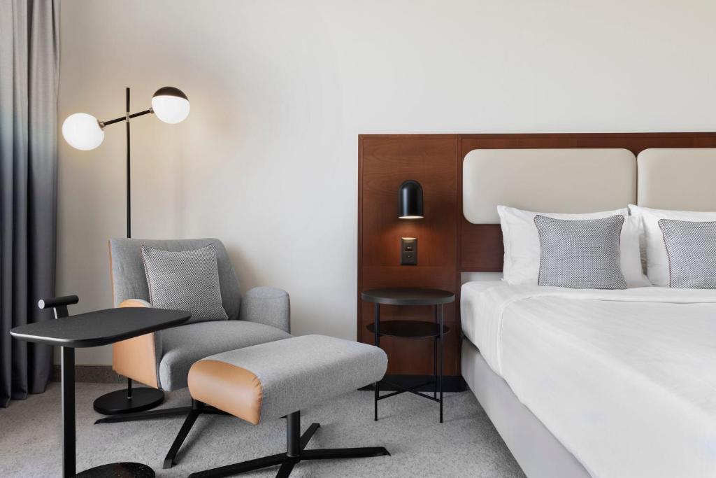 Postel nebo postele na pokoji v ubytování Courtyard by Marriott Basel