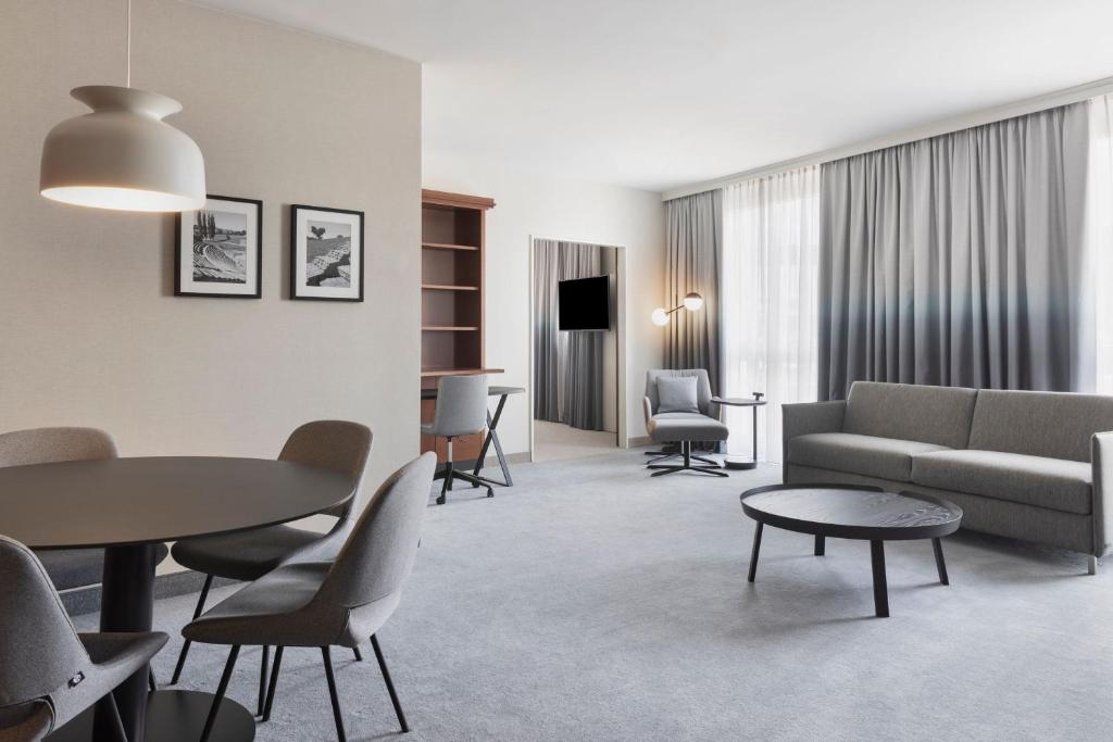 Posezení v ubytování Courtyard by Marriott Basel