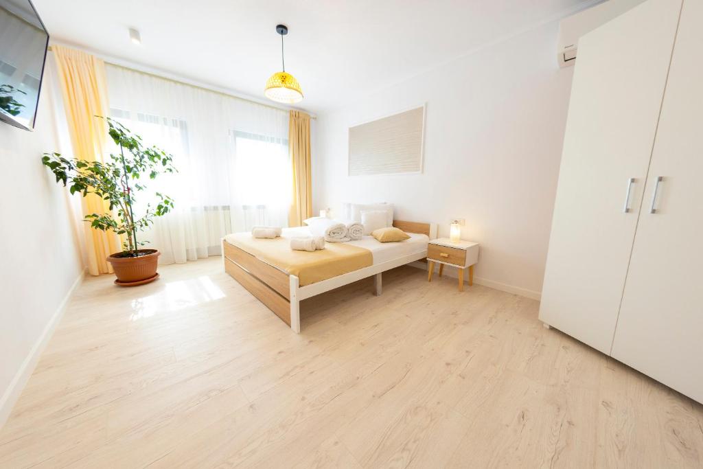 Casa cu Nuc GRILL&POOL في ألبا يوليا: غرفة نوم بيضاء مع سرير ونافذة كبيرة