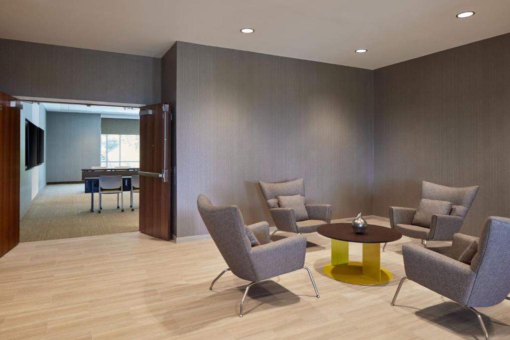 Posezení v ubytování SpringHill Suites by Marriott Frederica