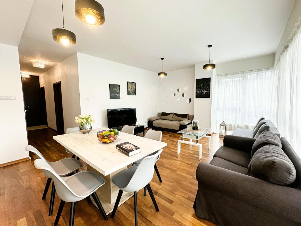 Platinum Towers Country 2 Country - Deluxe Two-Bedroom Apartment