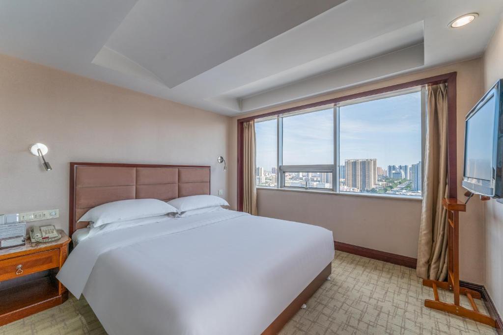 Postel nebo postele na pokoji v ubytování Baoding Zhong Yin Hotel