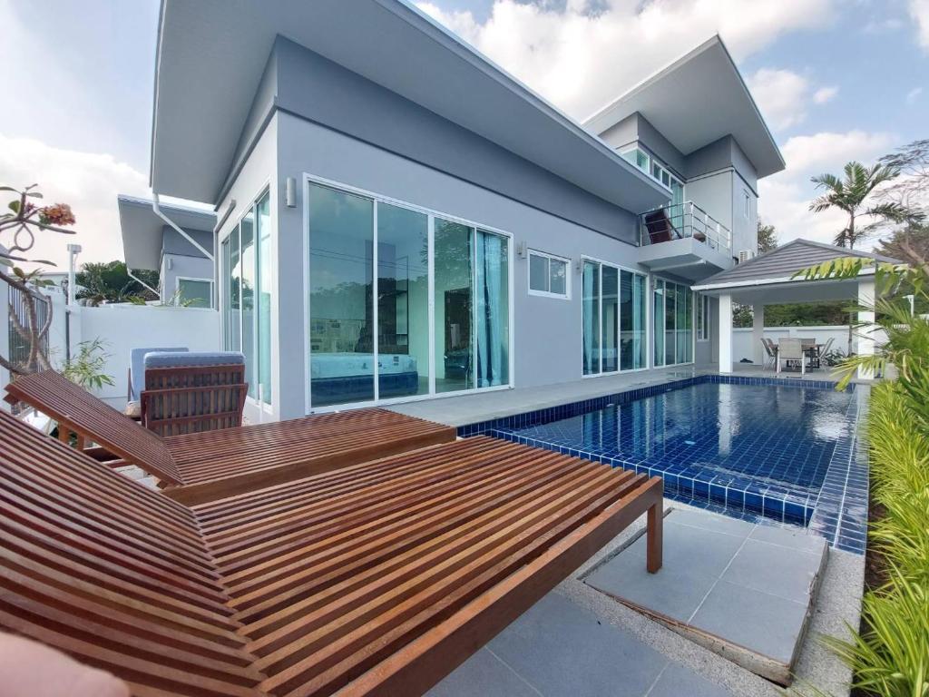uma villa com uma piscina e uma casa em Green Lung Pool Villas Bangkok em Bang Krasop