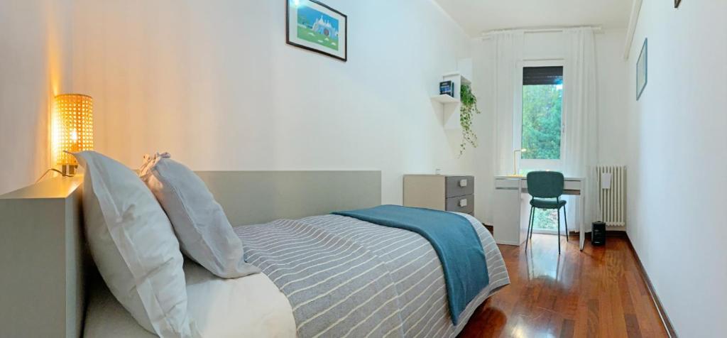 Un dormitorio con una cama con una manta azul. en A casa di cocco, en Padua