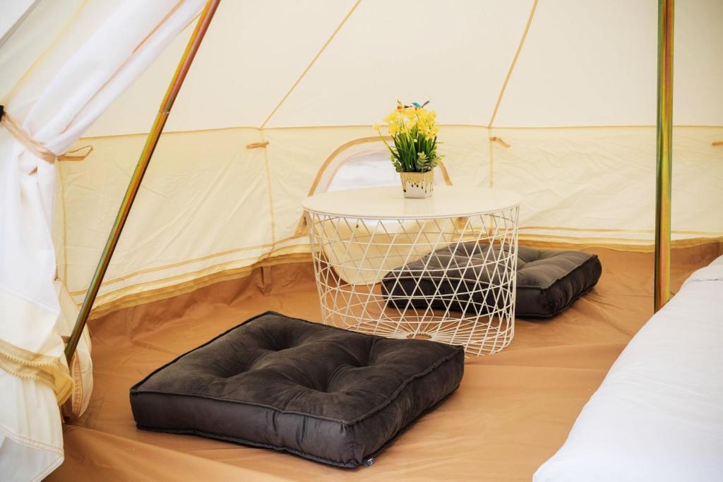 Postel nebo postele na pokoji v ubytování Athena Glamping Khaoyai
